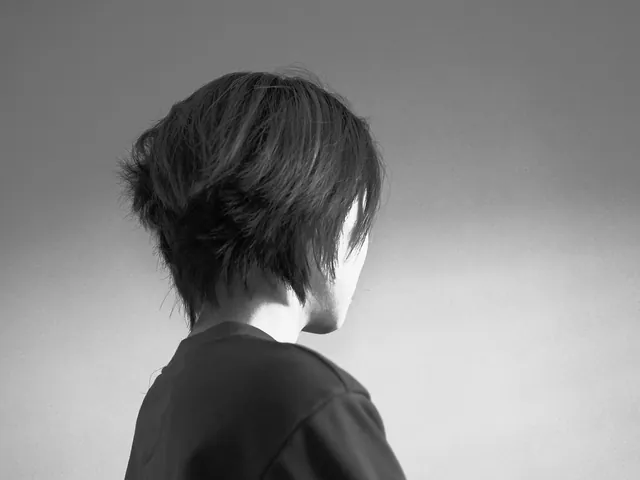 Corte feminino curto em camadas, visto de lado