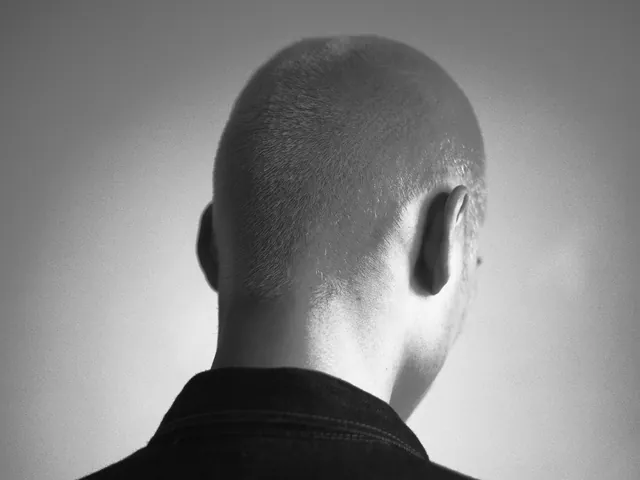 Cabelo masculino curto platinado, visto de costas