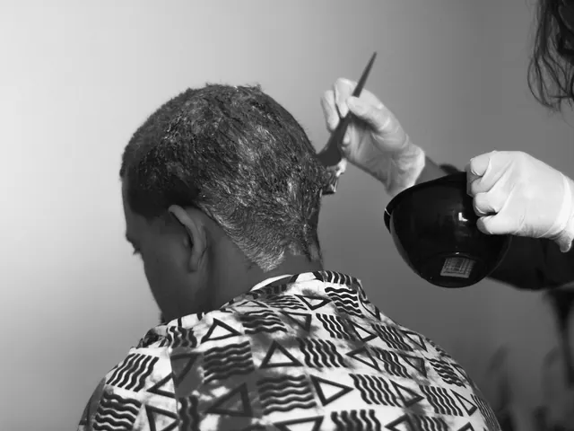 Pigmento aplicado com pincel no cabelo curto, de luvas
